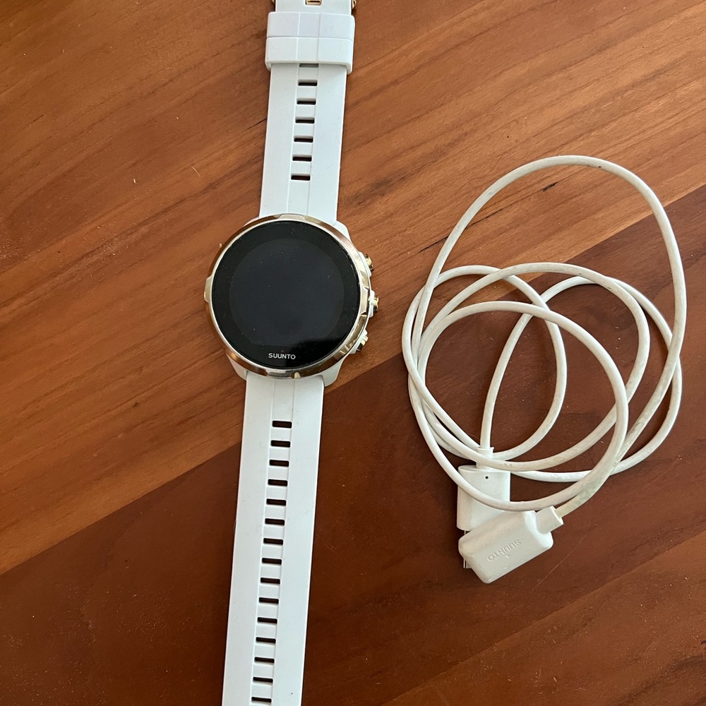 Suunto White Smartwatch with Advanced Fitness Tracking